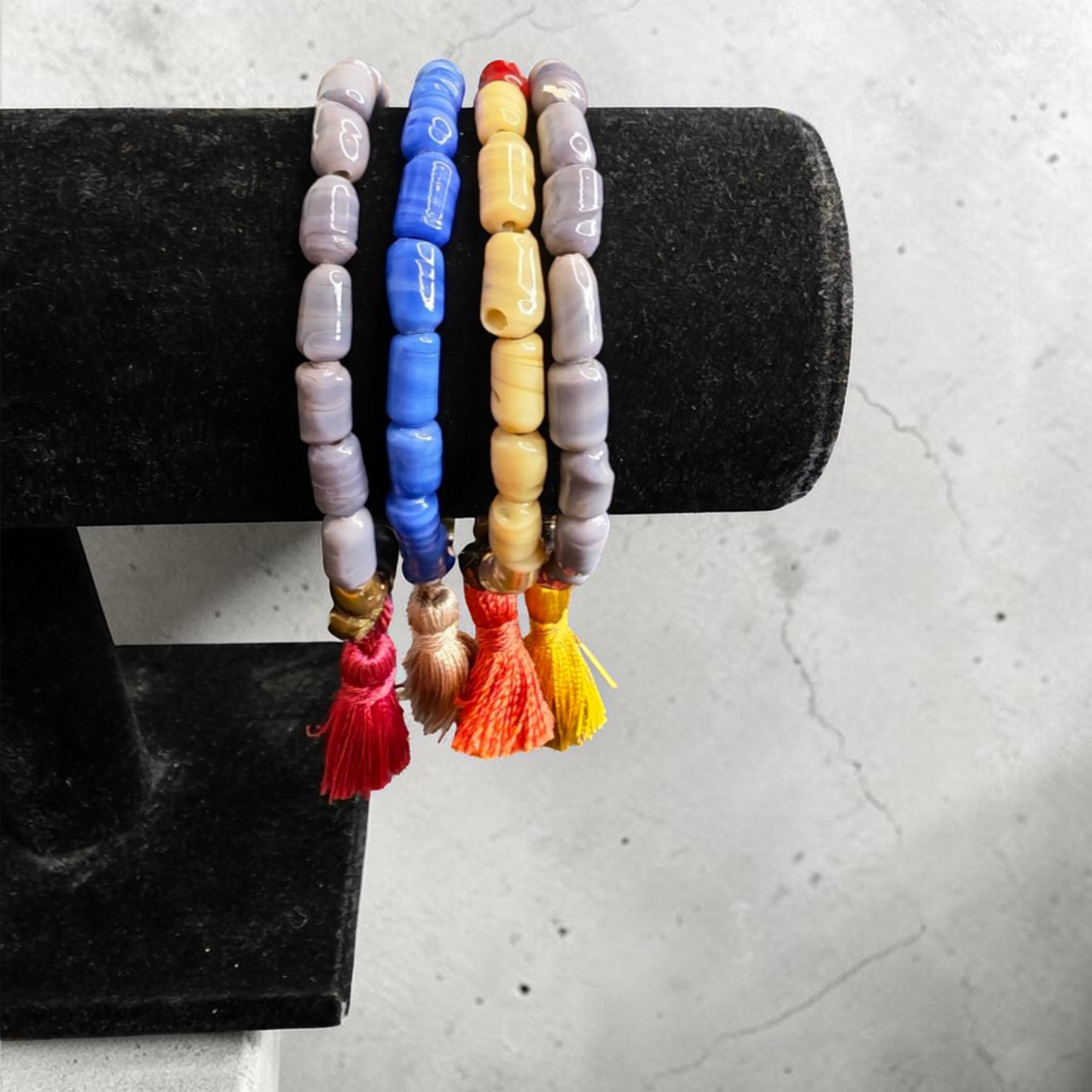Bracelet Pierres Naturelles & Pompon Soie